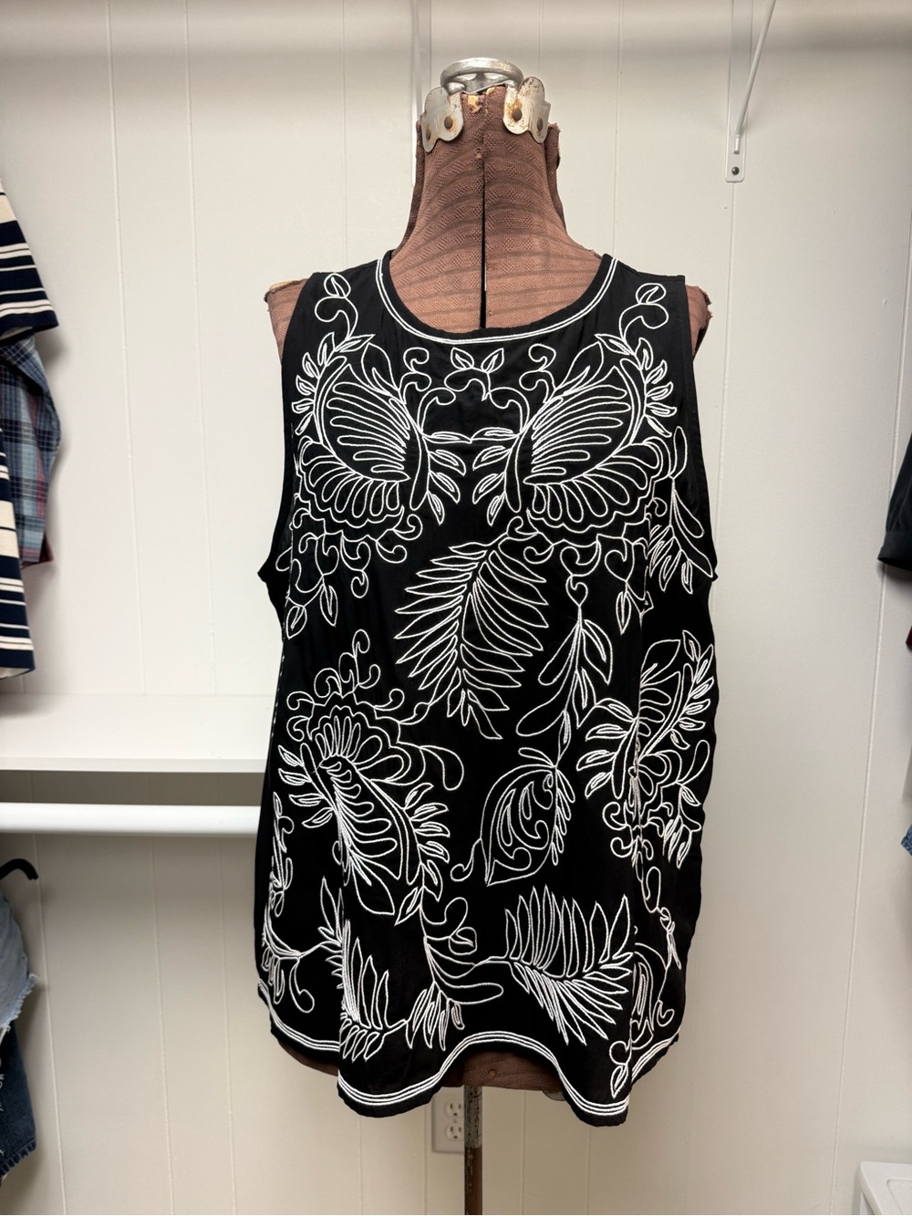 LOFT Sleeveless Embroidered Tank Top Shell White/Black Size XL